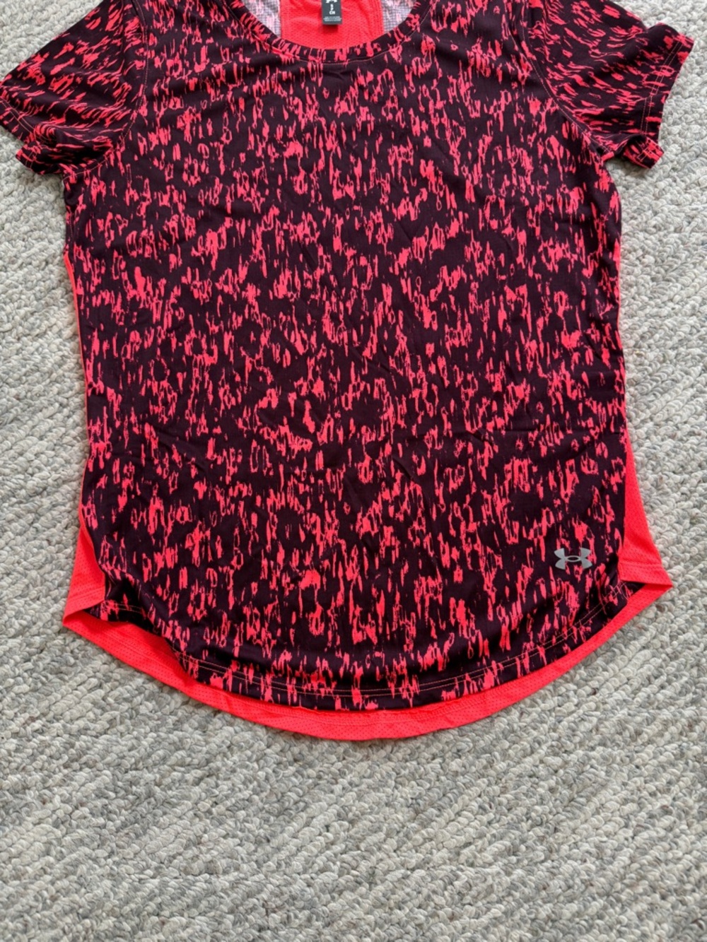 Under Armour Women’s Small HeatGear Athletic Top Red Black Print Shirt - Picture 5 of 13
